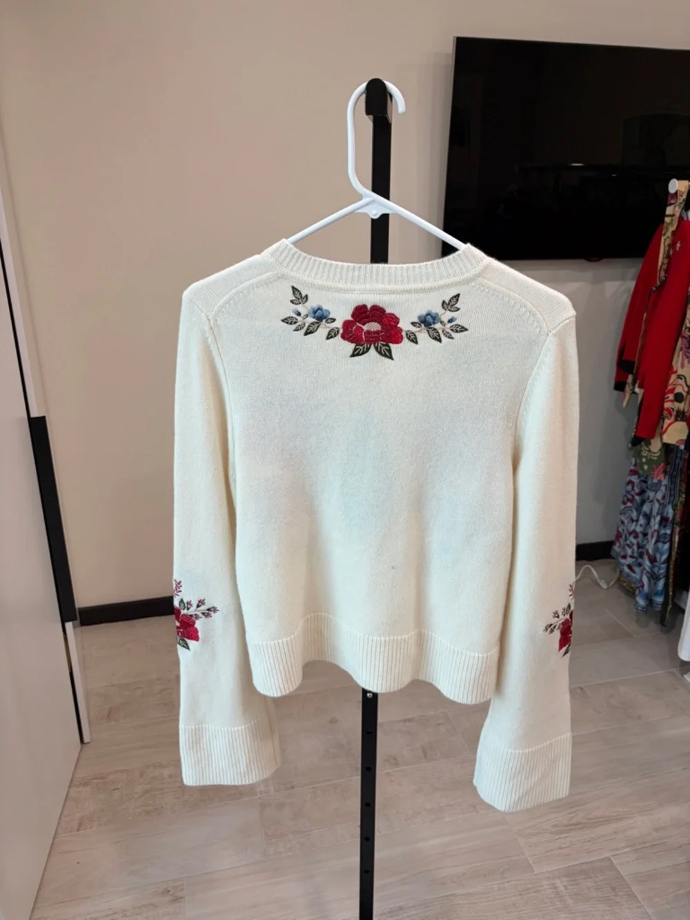 Farm Rio: Cream Embroidered Flowers
Buttoned Knit Cardigan - Picture 5 of 9
